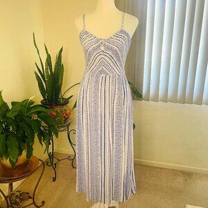Japna midi dress in size M. 100% viscose so it feels like silk. Adjustable strap